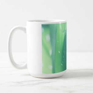 Tasse à feuilles vertes saines et naturelles