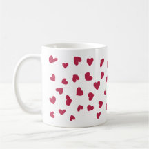 Tasse à gribouillis de cœur rouge éparpillés
