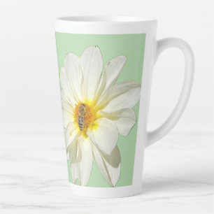 Tasse à latte à la menthe douce et au dahlia blanc