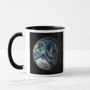 Tasse À pleine vue de la terre accentuant l'Antarctique