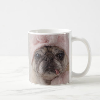 Tasse adorable de carlin de neige par des carlins