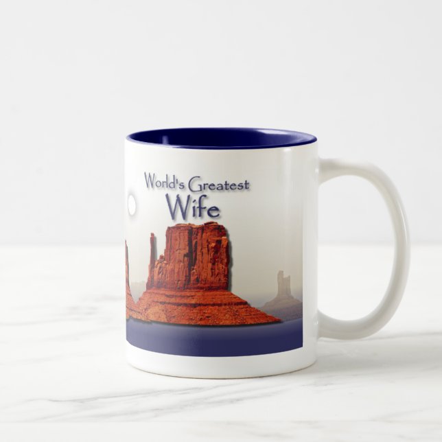 Tasse affectueuse de bleu des mains de l'épouse (Droit)