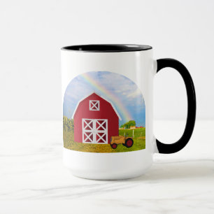 Tasse Ajouter votre nom à la grange rouge avec le ciel b