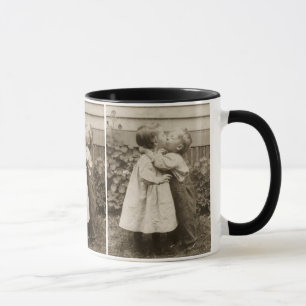 Tasse Amour vintage Photo d'enfants s'embrassant dans un