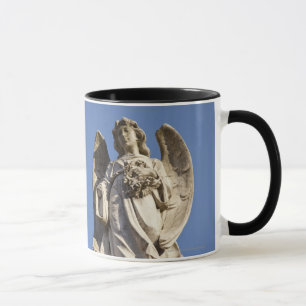 Tasse Ange en pierre regardant en bas de la statue à
