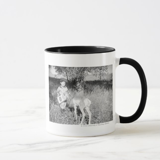Tasse Antilope de alimentation de garçon à la main (Droite)