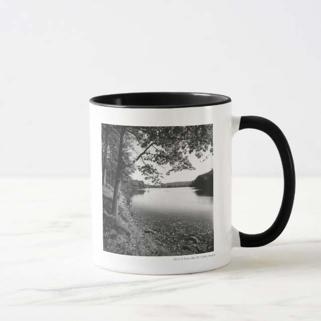 Tasse Arbres par la rivière B&W (Droite)