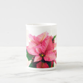 Tasse assez rose de porcelaine tendre de