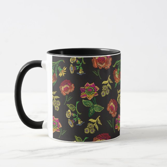 tasse avec broderie - fleurs sur fond noir (Gauche)