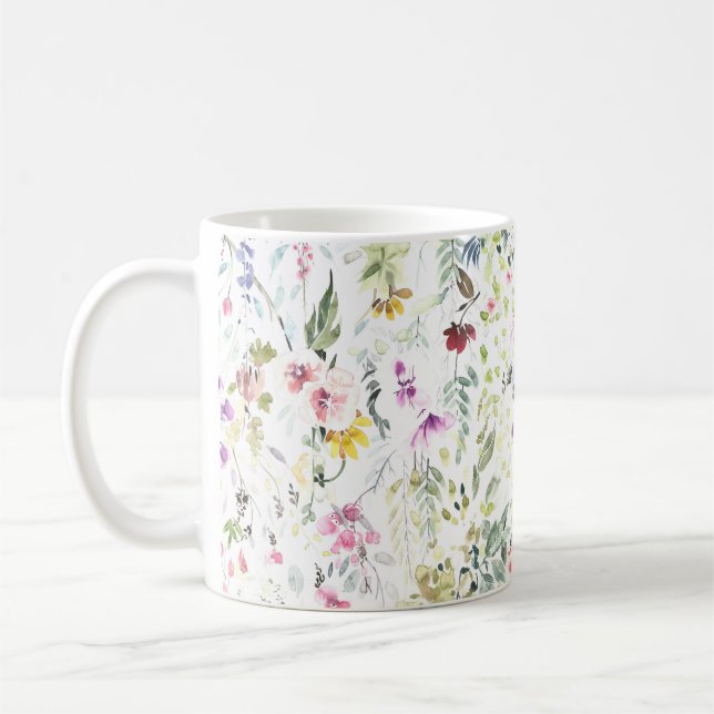 Tasse avec la fleur et les plantes peintes à la (Gauche)