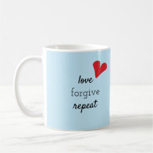 tasse avec le message inspiré et le coeur