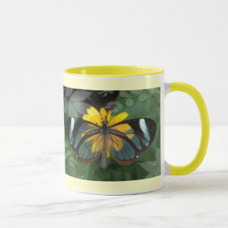 Tasse avec le papillon sur la fleur jaune