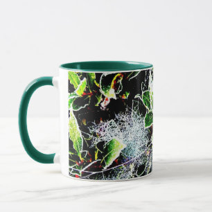 Tasse baies rouges couvertes de gel et sainte pour noël