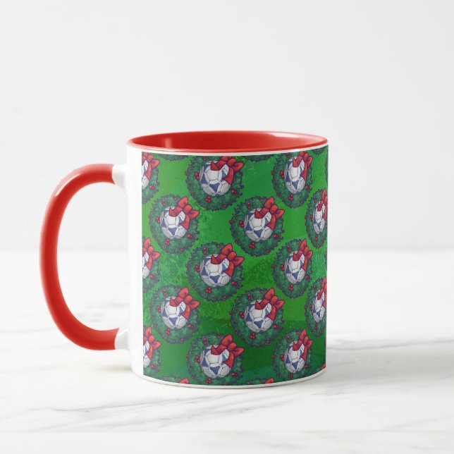 Tasse Bal de soccer blanc et bleu sur vert (Gauche)