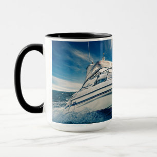 Tasse Bateau de puissance entrant dans le port de
