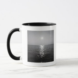 Tasse Bateau éloigné sur l'océan