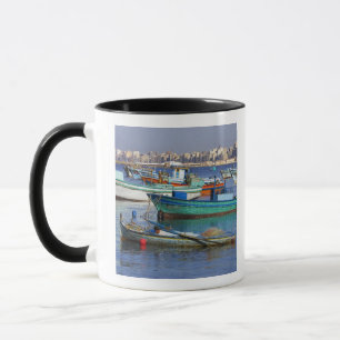 Tasse Bateaux de pêche colorés dans le port de