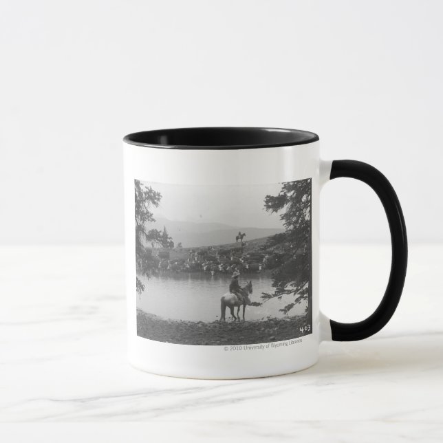 Tasse Bétail par un étang avec deux cowboys (Droite)