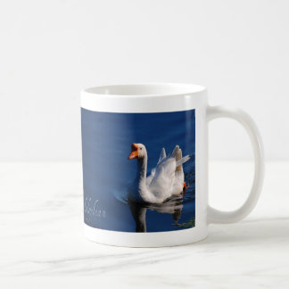 Tasse blanche gracieuse d'oie
