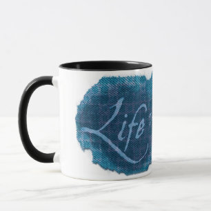 Tasse bleue bien utilisée de slogan de la vie