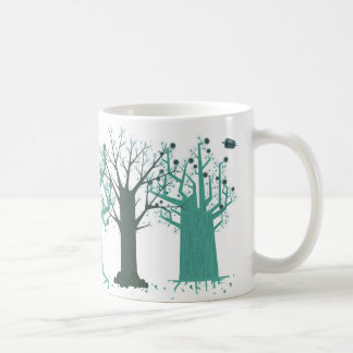 Tasse bleue d'arbres