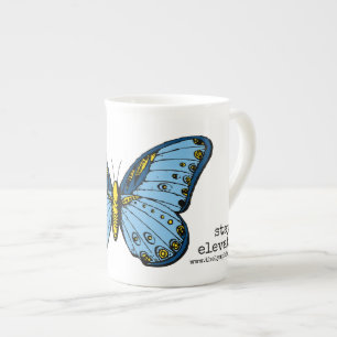 Tasse bleue de papillon élevée "par séjour"