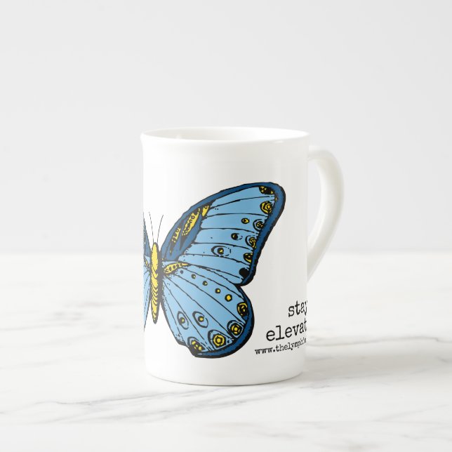 Tasse bleue de papillon élevée "par séjour" (Devant droit)