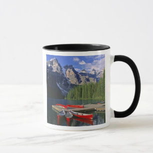 Tasse Canada, Alberta, lac Moraine. Des canoës rouges at