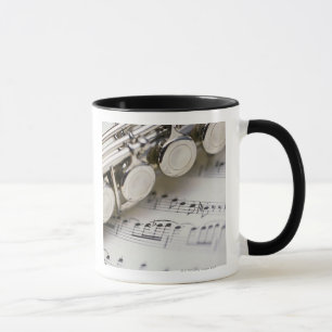 Tasse Cannelure sur la musique de feuille