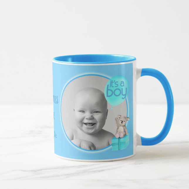 Tasse C'est un garçon portant un nouveau bébé photo-mug  (Droite)