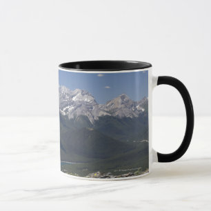 Tasse Chaîne et lac de montagne de sur une montagne