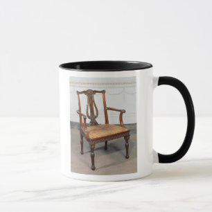Tasse Chaise découpée de lyre-de retour, fournie par