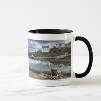 Tasse Chambres et bateaux le long de l'eau