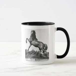 Tasse Cheval avec une herse
