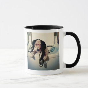 Tasse Chien aidant avec le lavage