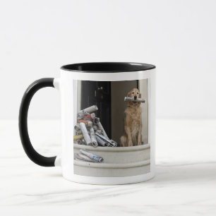 Tasse Chien de golden retriever se reposant à l'entrée