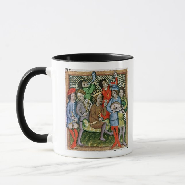 Tasse Chiffre couronné posé entouré par des musiciens (Gauche)
