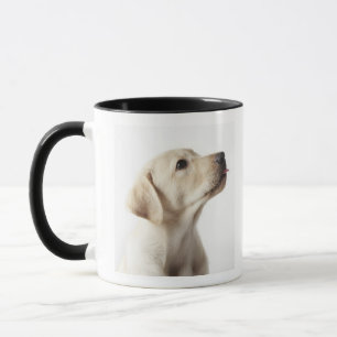 Tasse Chiot blond de Labrador collant la langue