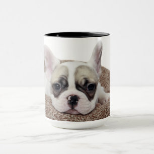 Tasse Chiot de bouledogue français se situant dans un