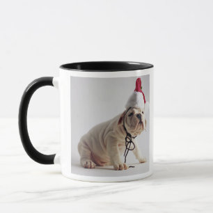 Tasse Chiot de bouledogue utilisant le casquette de Pèr