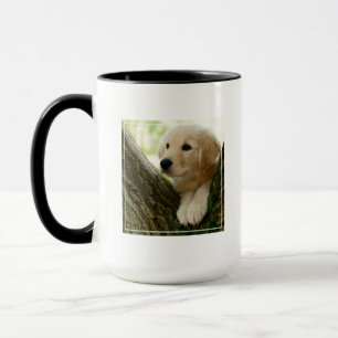 Tasse Chiot de Labrador se reposant dans un arrangement