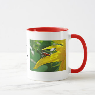 Tasse coléoptère rouge sur tournesol