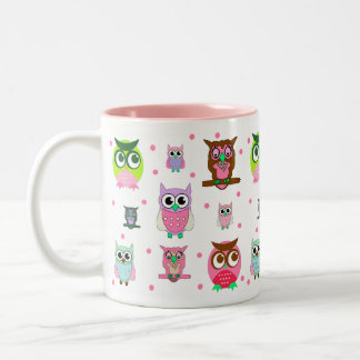 Tasse colorée de hiboux de bande dessinée