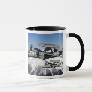 Tasse Conduite de deux E-2C Hawkeyes un flyby
