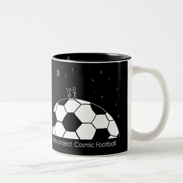 Tasse cosmique du football - illustration d'amour (Droit)