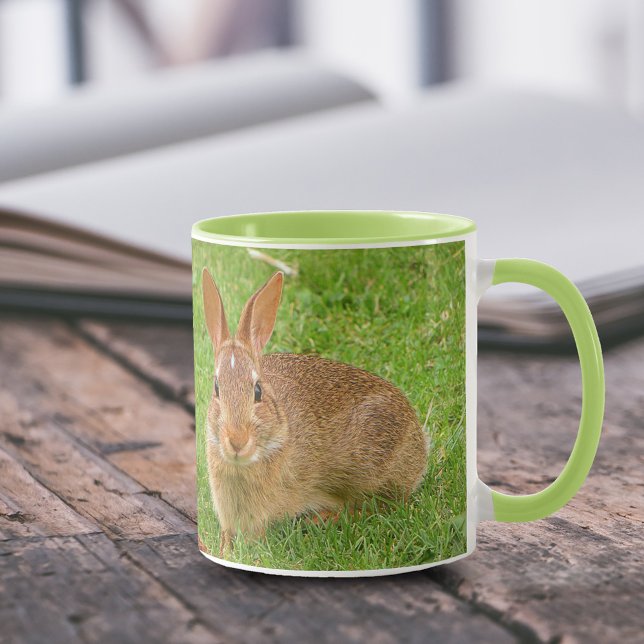 Tasse Couteau Bunny Chewing Greens sur le Golf Fairway (Cute Bunny Eating Grass on Fairway Green 11 oz Coffee Mug Cover Photo.)