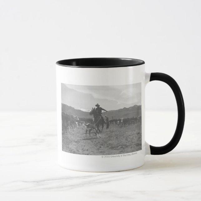 Tasse Cowboy roping un veau pour le marquage à chaud de (Droite)