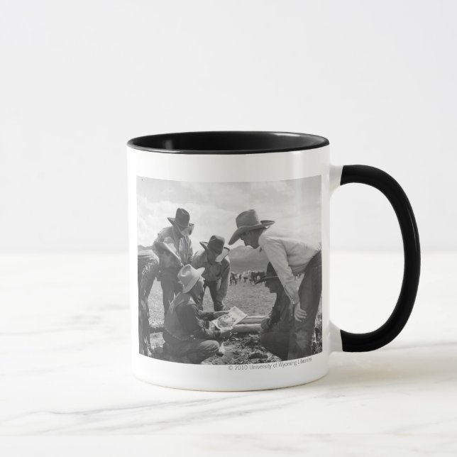 Tasse Cowboys regardant une magazine (Droite)