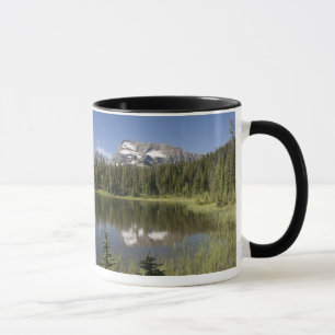 Tasse Crête de montagne reflétée dans un lac