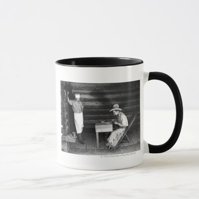 Tasse Cuisinier observant un cowboy jouer aux cartes (Droite)